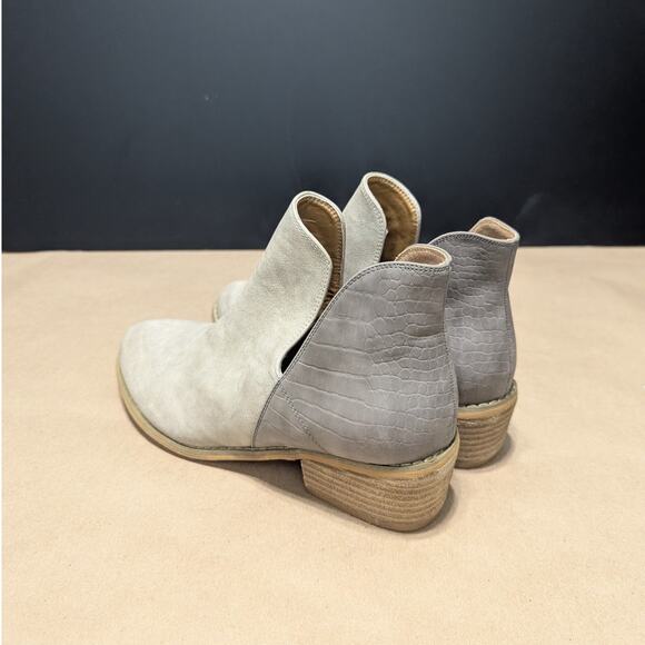 Corkys Boutique Wayland Ankle Booties Faux Suede Embossed Gray Womens 9 Boots - Picture 3 of 6